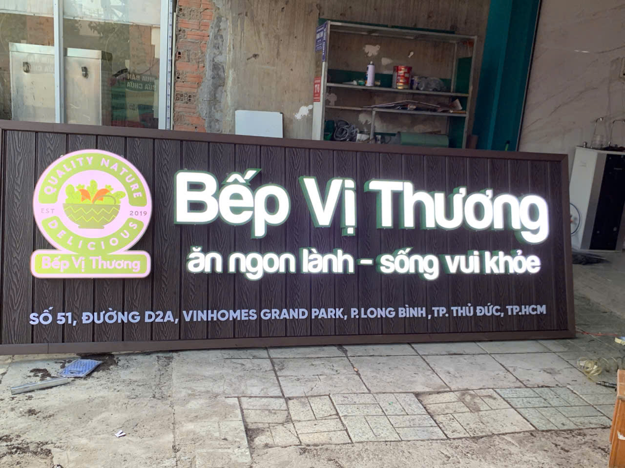 bảng hiệu làm nhựa giả gỗ
