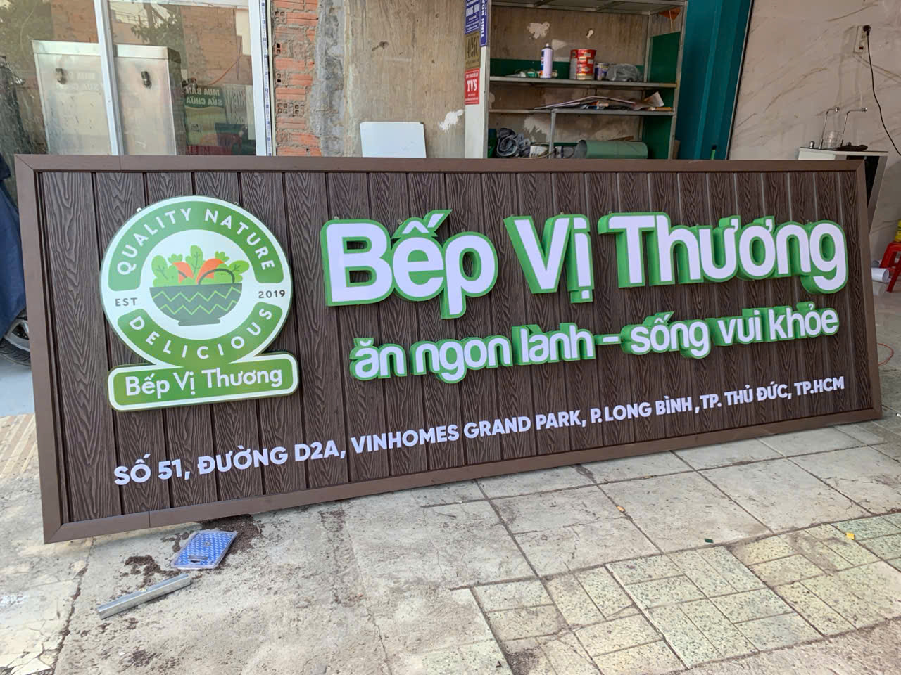 bảng hiệu lam nhựa giả gỗ