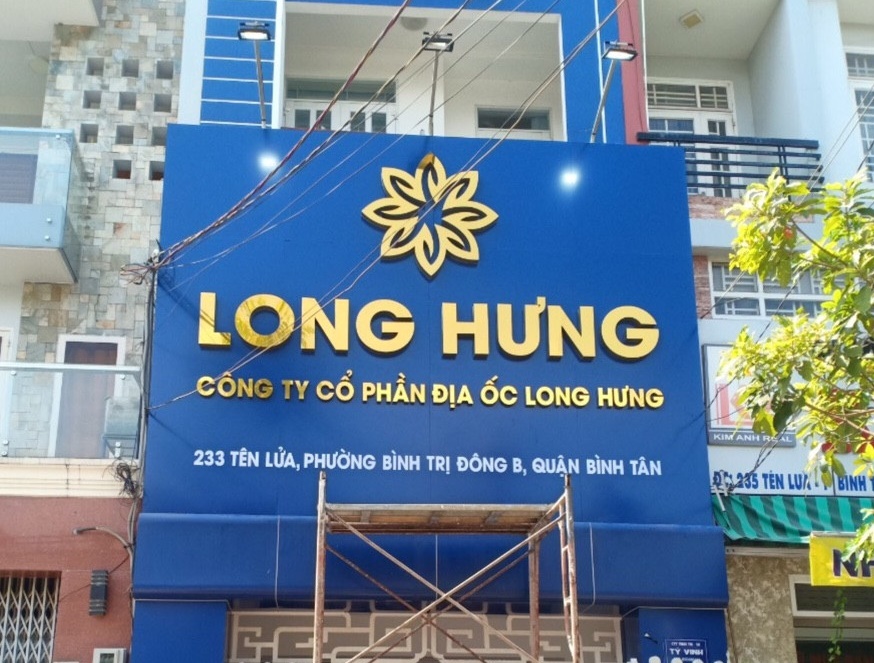 Thi công bảng hiệu alu chữ nổi alu gương vàng đồng siêu đẹp, bảng hiệu công ty bất động sản