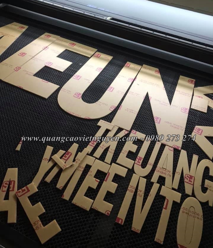 Nhận gia công cắt mica, cắt chữ mica trên máy laser giá rẻ