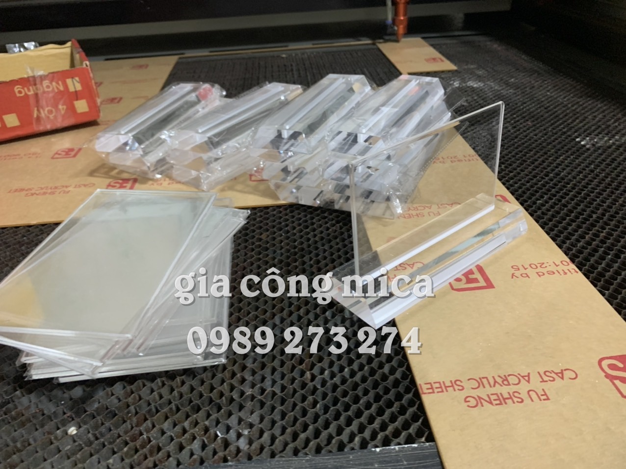 gia công hộp mica