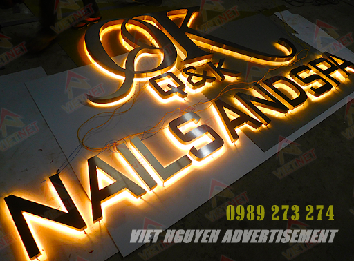 chữ nỗi inox gắn đèn hắc sáng chân