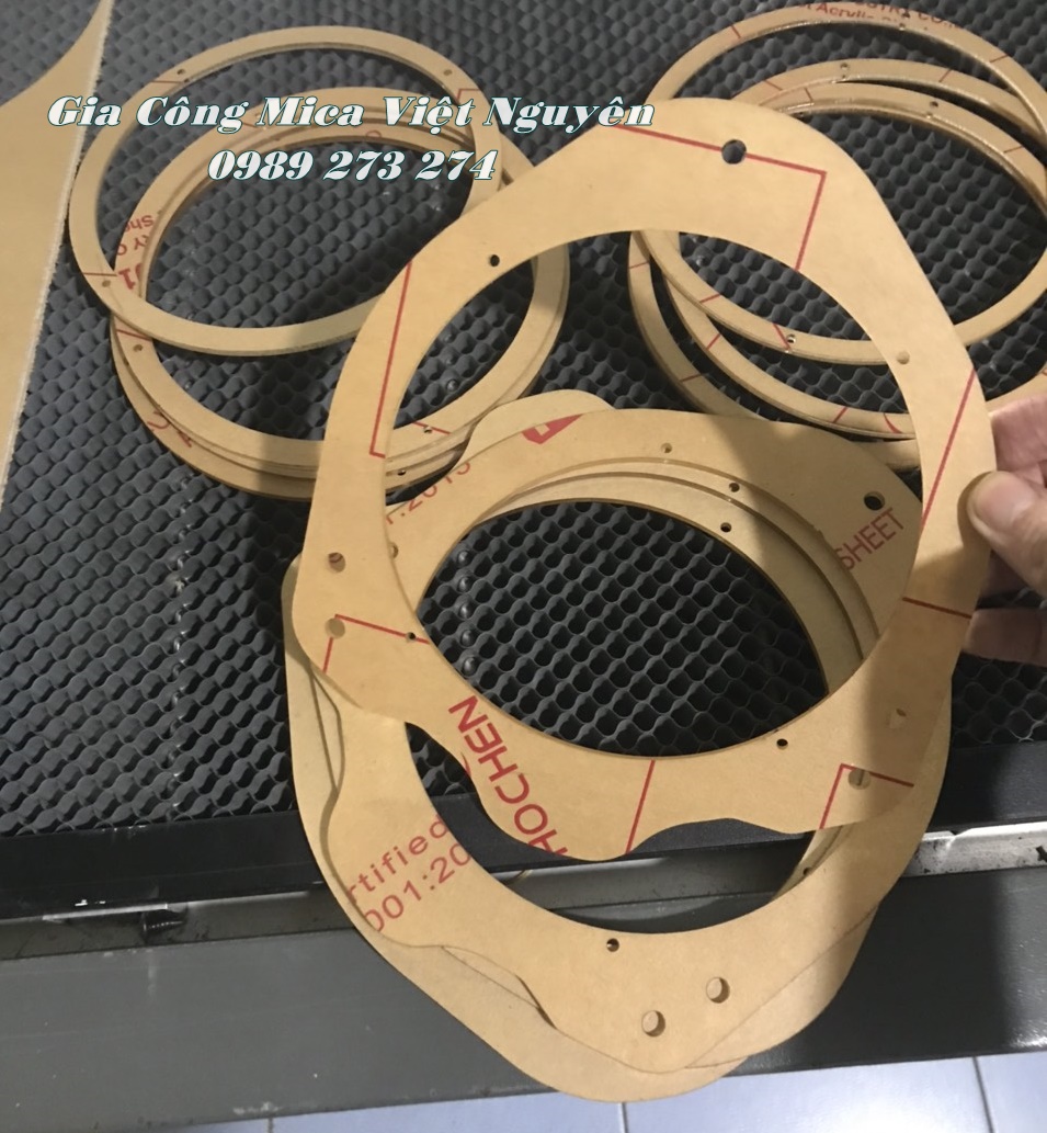gia công bảng mica