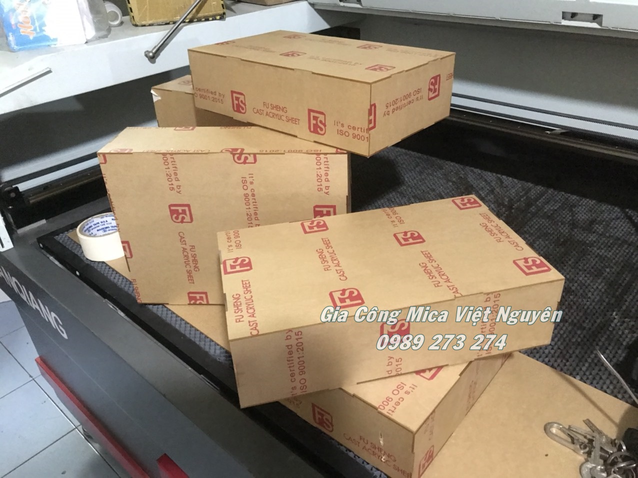 gia công bảng mica